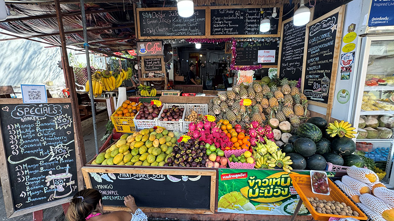 코사무이 신혼여행 중 열대 과일가게